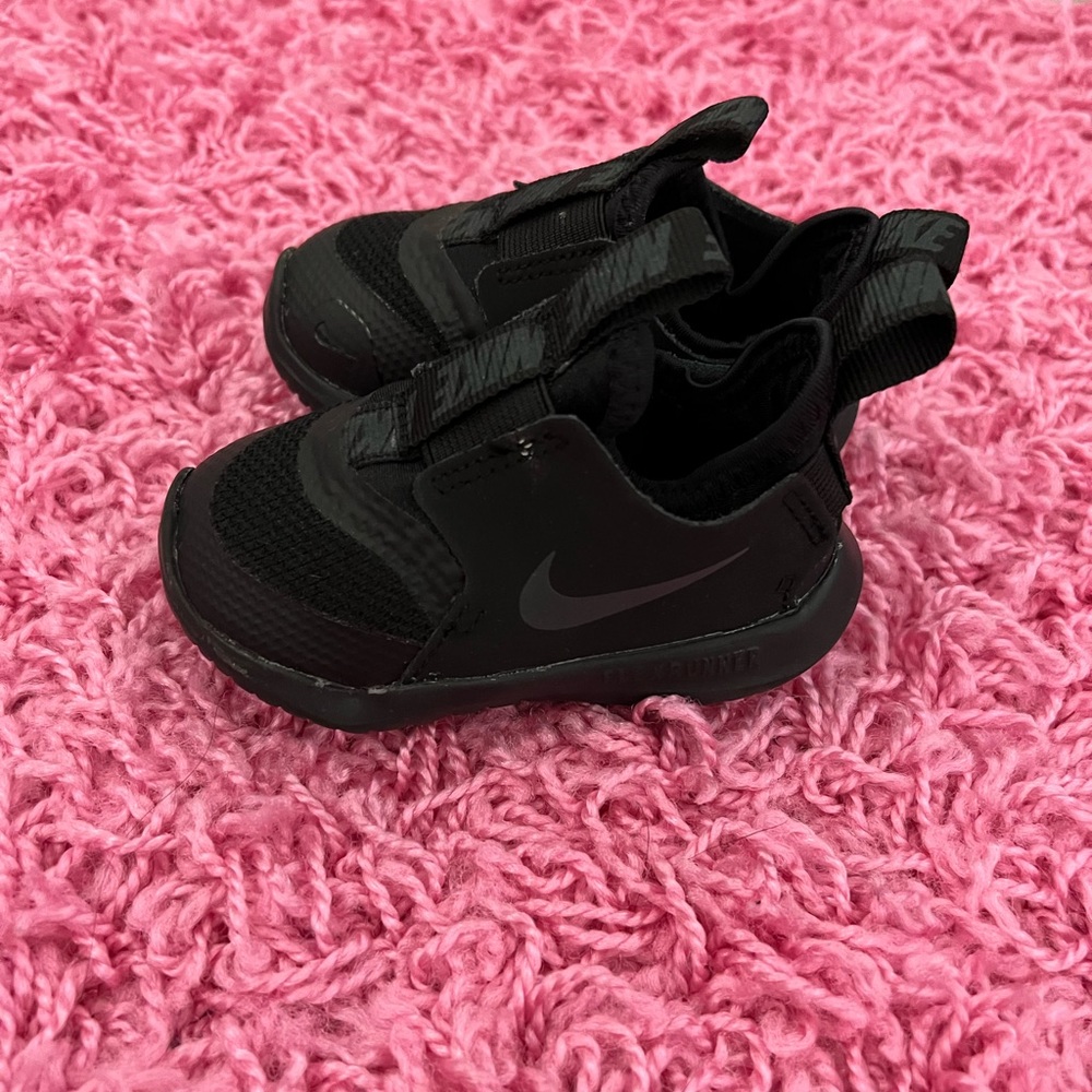 Black Nike sneakers, size 4, perfect condition